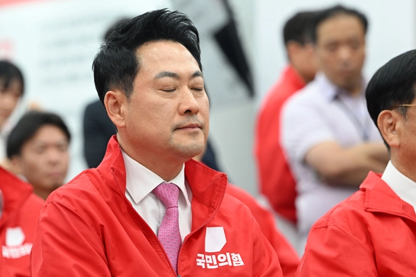 국민의힘 장동혁 상임선거대책위원장이 3일 서울 여의도 중앙당사에서 선거 출구조사 결과를 확인하고 있다. 2026.6.3 /연합뉴스