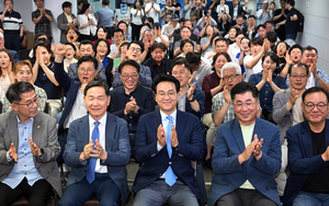 [화보] 출구조사 발표에 환호하는 안민석 캠프