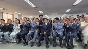 ‘우세 예측 출구조사’에 환호 터진 박찬대 캠프