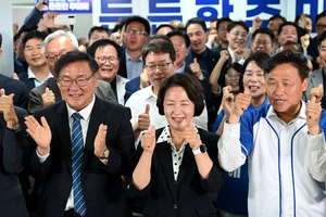 ‘추미애 압도적 승리’ 출구조사… 민주당 선거캠프 환호성