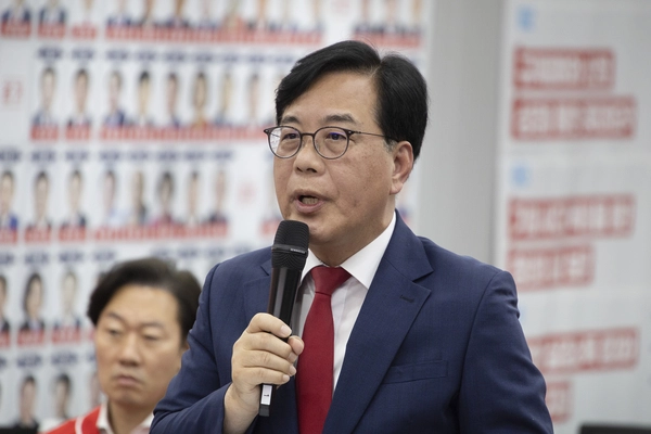 국민의힘 송언석 공동선거대책위원장이 3일 여의도 중앙당사 개표상황실에서 투표용지 부족 사태와 관련한 긴급 기자간담회를 열고 입장을 발표하고 있다. 2026.6.3 /공동취재]
eastsea@yna.co.kr
(끝)
<저작권자(c) 연합뉴스, 무단 전재-재배포, AI 학습 및 활용 금지>