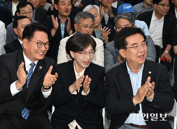 더불어민주당 송영길(왼쪽) 인천 연수구갑 국회의원 보궐선거 후보가 3일 선거캠프에서 정일영 국회의원, 지지자들과 방송3사 출구조사 발표를 보며 기뻐하고 있다. 2026.6.3 /김용국기자 yong@kyeongin.com