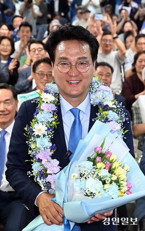 안민석 경기도교육감 후보가 3일 오후 수원시 팔달구 선거사무소에서 출구조사 결과 당선이 유력하자 세리머니를 하고 있다. 2026.6.3 /최은성기자 ces7198@kyeongin.com