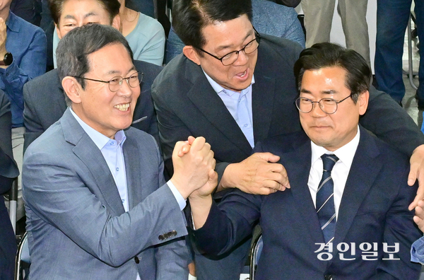 민주당 박찬대 인천시장 후보가 3일 선거캠프에서 방송3사 출구조사 발표를 보며 전 박남춘 인천시장,허종식 국회의원을 비롯한 지지자들과 기뻐하고 있다. 2026.6.3 /조재현기자 jhc@kyeongin.com