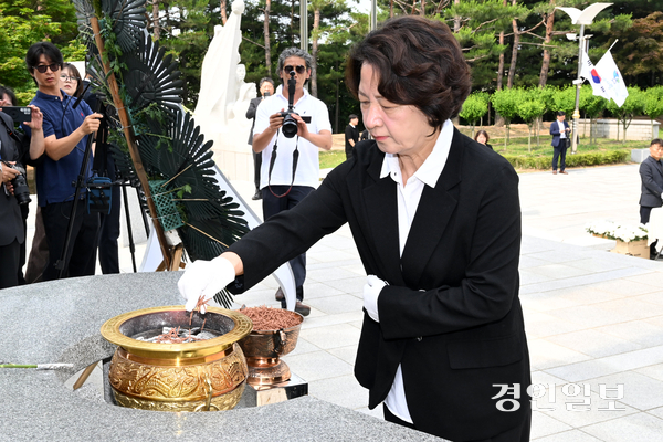 추미애 더불어민주당 경기도지사 당선자가 4일 수원시 현충탑을 찾아 헌화·분향을 하고 있다. 2026.6.4 /최은성기자 ces7198@kyeongin.com