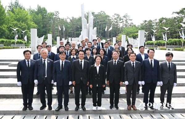 추미애 경기도지사 당선자, 안민석 경기도교육감 당선자, 김승원 더불어민주당 경기도당 위원장 등 당선자 및 관계자들이 수원시 현충탑을 찾아 참배하고 있다. 2026.6.4 /최은성기자 ces7198@kyeongin.com