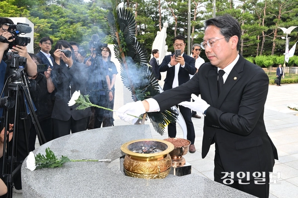 김승원 더불어민주당 경기도당 위원장이 4일 수원시 현충탑을 찾아 헌화·분향을 하고 있다. 2026.6.4 /최은성기자 ces7198@kyeongin.com