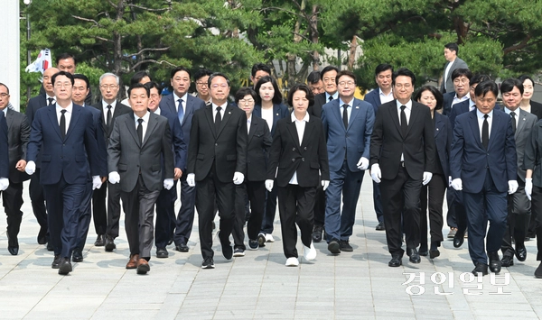 추미애 경기도지사 당선자, 안민석 경기도교육감 당선자, 김승원 더불어민주당 경기도당 위원장 등 당선자 및 관계자들이 수원시 현충탑을 찾아 참배하고 있다. 2026.6.4 /최은성기자 ces7198@kyeongin.com