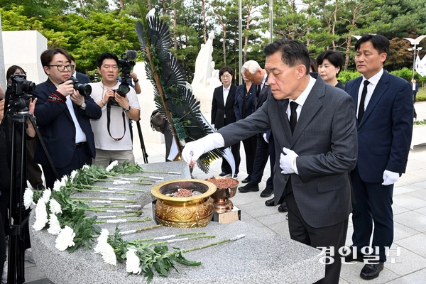 이재준 수원시장 당선자가 4일 수원시 현충탑을 찾아 헌화·분향을 하고 있다. 2026.6.4 /최은성기자 ces7198@kyeongin.com