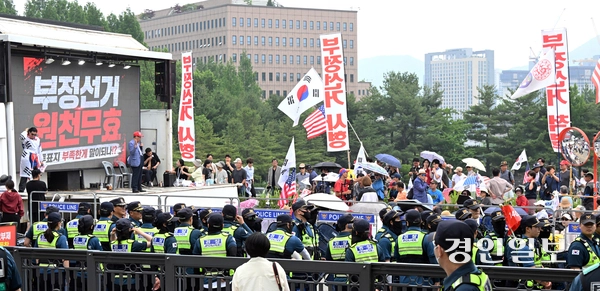 4일 오전 과천 중앙선거관리위원회 앞에서 보수 성향 단체가 제9회 전국동시지방선거 투표용지 부족 사태 비판 집회를 열고 있다. 2026.6.4 /임열수기자 pplys@kyeongin.com