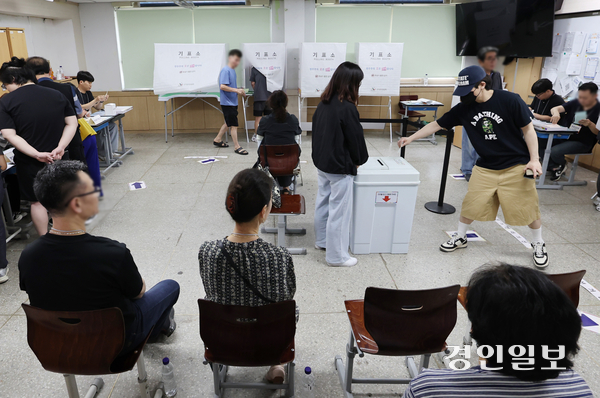 제9회 지방선거일인 3일 인천 미추홀구  용현중학교에 마련된 용현5동 제5투표소에서 유권자들이 투표하고 있다. 2026.6.3 /김용국기자yong@kyeongin.com