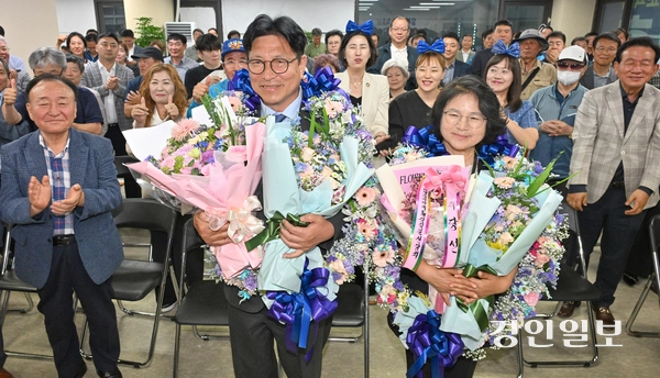 도성훈 인천시교육감 후보와 부인 김인숙 씨가 4일 인천시 미추홀구 선거사무소에서 당선이 확실시되자 지지자들의 축하를 받으며 활짝 웃고있다. 2026.6.4 /조재현기자 jhc@kyeongin.com