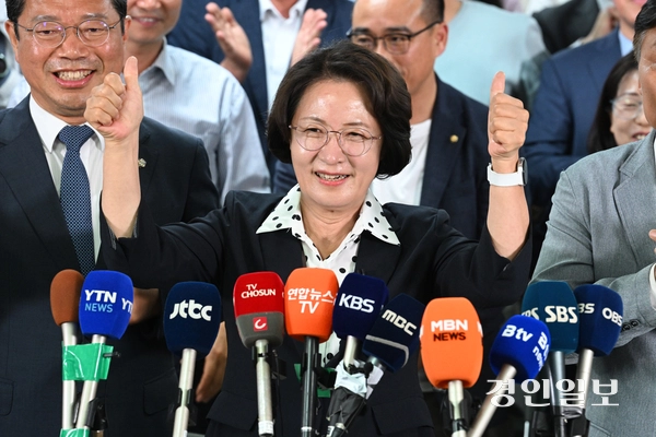 추미애 더불어민주당 경기도지사 당선인이 4일 수원시 팔달구 마라톤빌딩에서 당선이 확정되자 캠프 관계자들과 함께 환호하고 있다. 2026.6.4 /최은성기자 ces7198@kyeongin.com