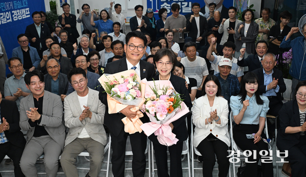 지난 3일 더불어민주당 송영길 연수구갑 국회의원 당선자가 인천 연수구 선거캠프에서 당선이 확실시 되자 부인 남영신씨와 함께 지지자들의 축하를 받고 있다. 2026.6.3 /조재현기자 jhc@kyeongin.com