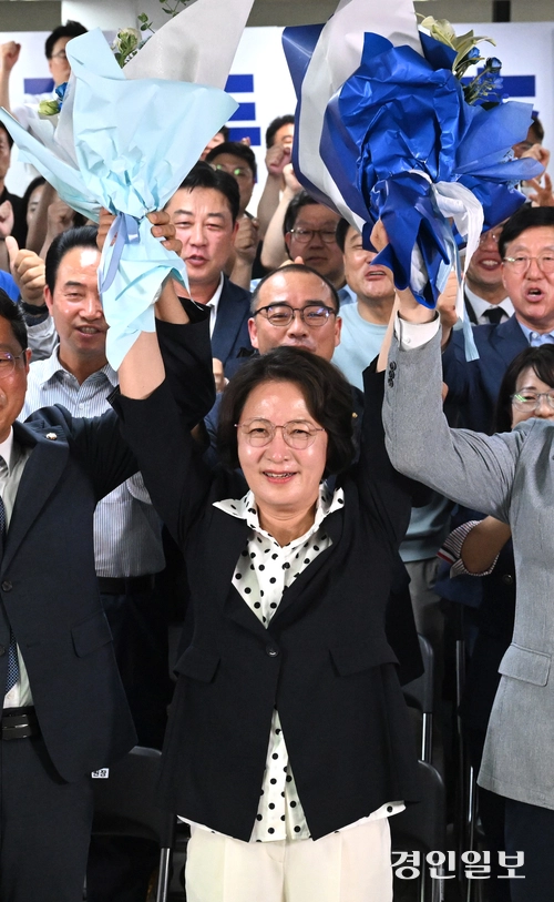 추미애 더불어민주당 경기도지사 당선인이 4일 수원시 팔달구 마라톤빌딩에서 당선이 확정되자 캠프 관계자들과 함께 환호하고 있다. 2026.6.4 /최은성기자 ces7198@kyeongin.com