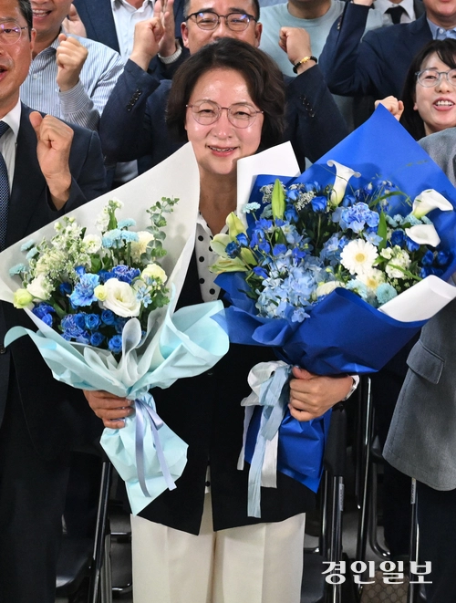 추미애 더불어민주당 경기도지사 당선인이 4일 수원시 팔달구 마라톤빌딩에서 당선이 확정되자 캠프 관계자들과 함께 환호하고 있다. 2026.6.4 /최은성기자 ces7198@kyeongin.com