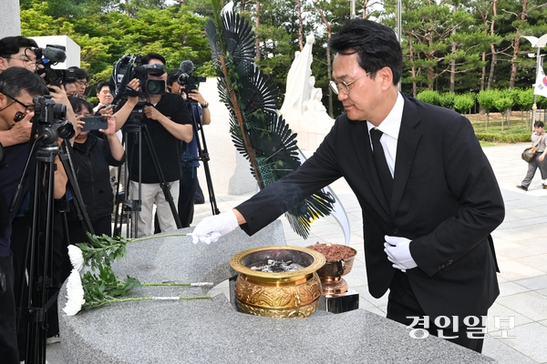 안민석 경기도교육감 당선자가 4일 수원시 현충탑을 찾아 헌화·분향을 하고 있다. 2026.6.4 /최은성기자 ces7198@kyeongin.com