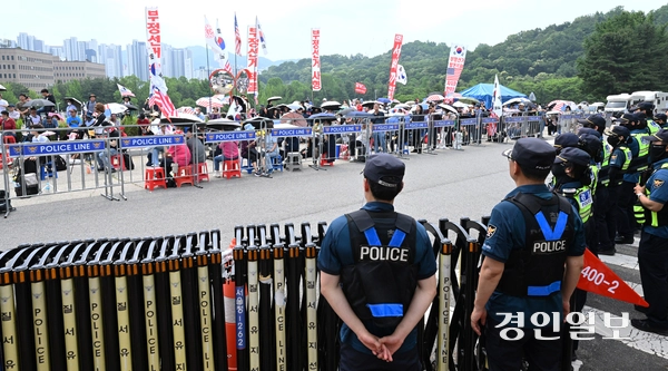 4일 오전 과천 중앙선거관리위원회 앞에서 보수 성향 단체가 제9회 전국동시지방선거 투표용지 부족 사태 비판 집회를 열고 있다. 2026.6.4 /임열수기자 pplys@kyeongin.com
