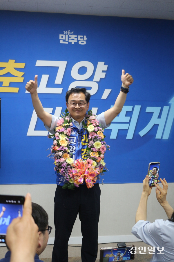 고양특례시장 당선이 확실시 되는 더불어민주당 민경선 후보가 4일 자신의 선거캠프에서 손을 들어 지지자들과 환호하고 있다. 2026.06.04 고양/김도란 기자 doran@kyeongin.com