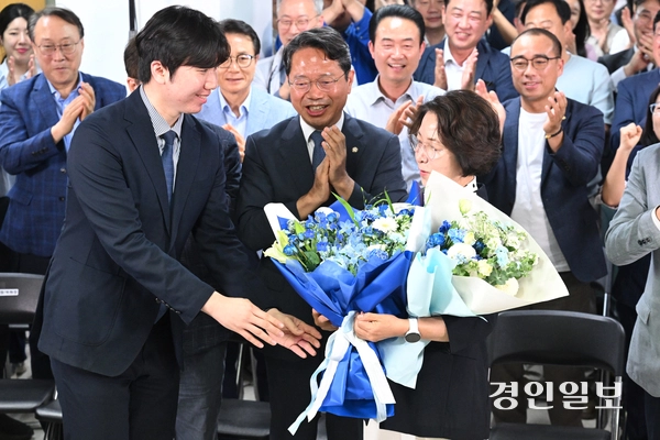 추미애 더불어민주당 경기도지사 당선인이 4일 수원시 팔달구 마라톤빌딩에서 당선이 확정되자 캠프 관계자들과 함께 환호하고 있다. 2026.6.4 /최은성기자 ces7198@kyeongin.com