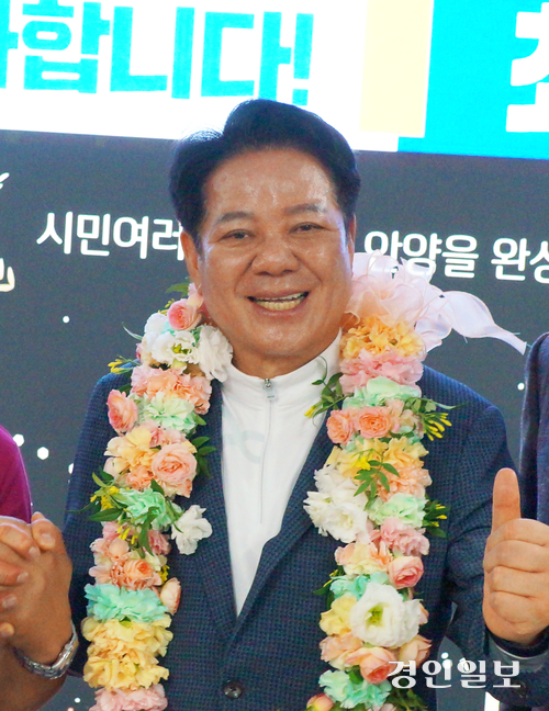 제9회 전국동시지방선거 안양시장 선거에서 당선된 최대호 더불어민주당 후보가 지지자들의 축하를 받으며 당선 소감을 밝히고 있다. 2026.6.4.  안양/박상일기자 metro@kyeongin.com