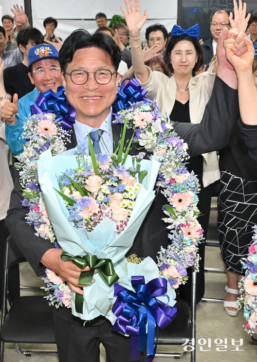 도성훈 인천시교육감 후보가 4일 인천시 미추홀구 선거사무소에서 당선이 확실시되자 지지자들의 축하를 받으며 활짝 웃고있다. 2026.6.4 /조재현기자 jhc@kyeongin.com