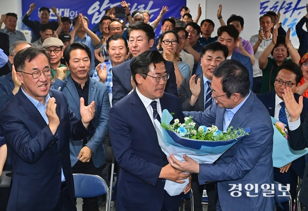 더불어민주당 박찬대 인천시장 후보가 4일 오전 인천시 미추홀구 선거사무소에서 당선이 확실시되자 지지자들로부터 축하를 받고 있다. 2026.6.3 /조재현기자 jhc@kyeongin.com