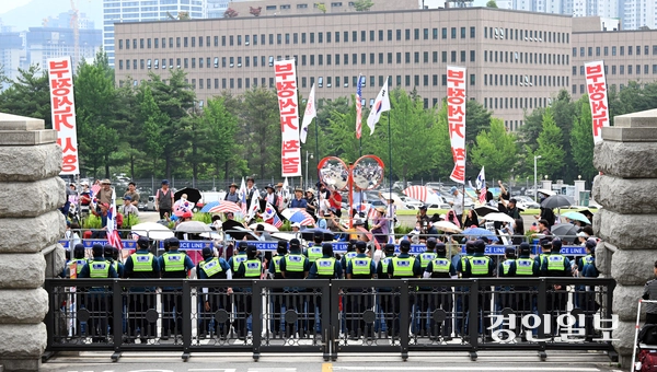 4일 오전 과천 중앙선거관리위원회 앞에서 보수 성향 단체가 제9회 전국동시지방선거 투표용지 부족 사태 비판 집회를 열고 있다. 2026.6.4 /임열수기자 pplys@kyeongin.com