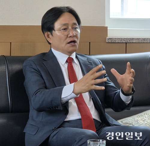 재선에 성공한 박용철 강화군수가 4일 오후 기자실을 찾아 당선 인사를 하면서 앞으로의 군정 방향을 밝히고 있다. 2026. 6. 4 /정진오기자 schild@kyeongin.com