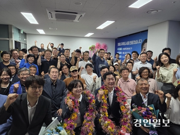 4일 당선이 확정된 후 조용호 후보가 선거캠프에서 지지자들과 기념촬영을 하고 있다. 2026.6.4 오산/공지영기자 jyg@kyeongin.com