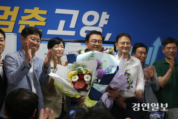 6·3 지방선거에서 고양특례시장에 당선된 더불어민주당 민경선 당선자와 공동선대위원장들이 4일 새벽 당선이 확정되자 기쁨을 함께 나누고 있다. 2026.6.4 고양/김도란 기자 doran@kyeongin.com