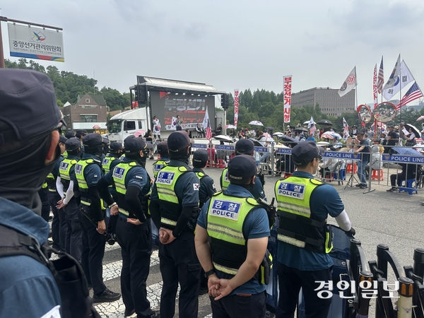 제9회 전국동시지방선거일인 지난 3일 전국 10여개 투표소에서 투표용지 부족 사태가 발생하면서 과천시 중앙선관위 정문 앞에서는 부정선거를 주장하는 보수단체가 집회를 이어가고 있다. 2026.6.4 /목은수기자wood@kyeongin.com