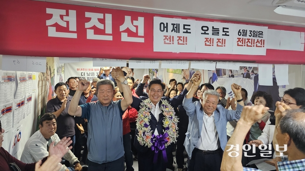 전진선 양평군수 후보가 4일 오전 3시께 당선이 유력해지자 선거캠프 지지자들과 함께 환호하고 있다. 2026.6.4 양평/장태복기자 jkb@kyeongin.com