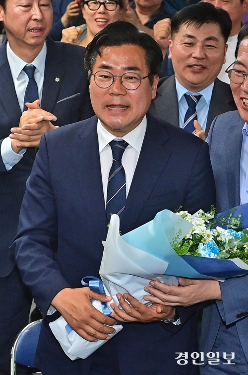 더불어민주당 박찬대 인천시장 후보가 4일 오전 인천시 미추홀구 선거사무소에서 당선이 확실시되자 지지자들로부터 축하를 받고 있다. 2026.6.3 /조재현기자 jhc@kyeongin.com