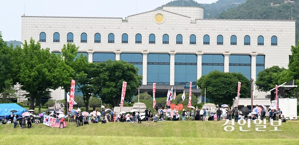 4일 오전 과천 중앙선거관리위원회 앞에서 보수 성향 단체가 제9회 전국동시지방선거 투표용지 부족 사태 비판 집회를 열고 있다. 2026.6.4 /임열수기자 pplys@kyeongin.com