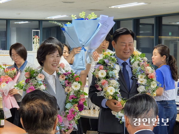 4일 신동화 구리시장 당선자가 아내인 김인자(왼쪽) 여사와 함께 축하받고 있다. 2026.6.4 구리/권순정기자 sj@kyeongin.com