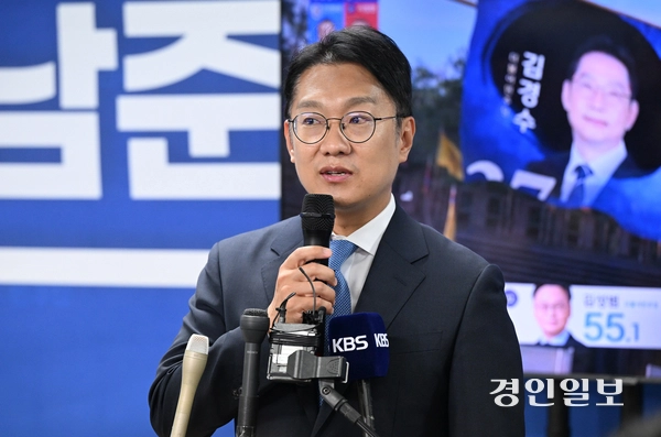 더불어민주당 김남준 계양구을 국회의원 당선자가 4일 인천 계양구 선거캠프에서 당선이 확실시 되자 지지자들에게 감사 인사를 전하고 있다. 2026.6.3 /조재현기자 jhc@kyeongin.com