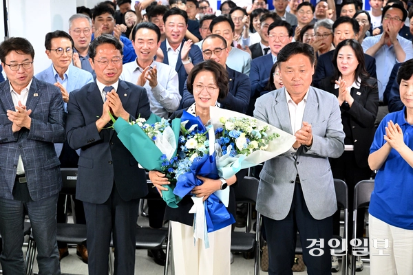추미애 더불어민주당 경기도지사 당선인이 4일 수원시 팔달구 마라톤빌딩에서 당선이 확정되자 캠프 관계자들과 함께 환호하고 있다. 2026.6.4 /최은성기자 ces7198@kyeongin.com