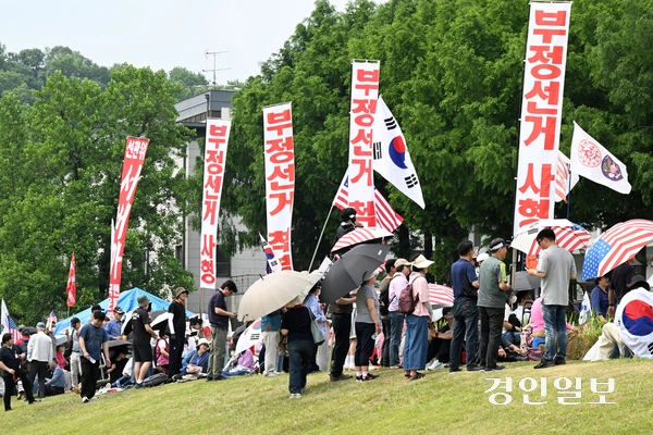 4일 오전 과천 중앙선거관리위원회 앞에서 보수 성향 단체가 제9회 전국동시지방선거 투표용지 부족 사태 비판 집회를 열고 있다. 2026.6.4 /임열수기자 pplys@kyeongin.com