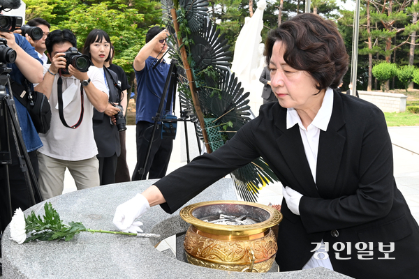 추미애 더불어민주당 경기도지사 당선인과 안민석 경기도교육감 당선인이 4일 수원시 현충탑을 찾아 헌화·분향을 하고 있다. 2026.6.4 /최은성기자 ces7198@kyeongin.com