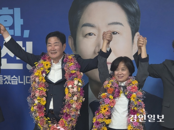 4일 오산시장 당선이 확정된 후 환하게 웃는 조용호 후보 부부. 2026.6.4 오산/공지영 기자 jyg@kyeongin.com