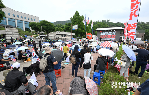 4일 오전 과천 중앙선거관리위원회 앞에서 보수 성향 단체가 제9회 전국동시지방선거 투표용지 부족 사태 비판 집회를 열고 있다. 2026.6.4 /임열수기자 pplys@kyeongin.com
