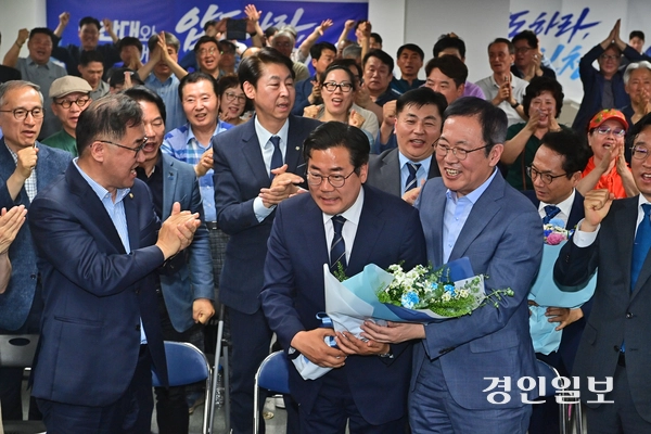 더불어민주당 박찬대 인천시장 후보가 4일 오전 인천시 미추홀구 선거사무소에서 당선이 확실시되자 지지자들로부터 축하를 받고 있다. 2026.6.3 /조재현기자 jhc@kyeongin.com