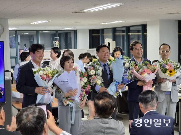 신동화 더불어민주당 후보가 당선이 확실시 되자 선대위로부터 축하 꽃다발을 받았다. 왼쪽부터 김형수 총괄선대위원장, 김인자 여사, 신동화 후보,  권봉수 공동선대위원장 겸 기획단장, 이명화 동동구리모 회장. 2026.6.4 구리/권순정기자 sj@kyeongin.com