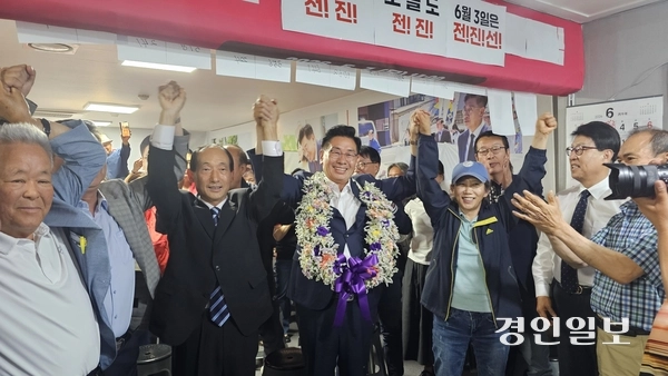 전진선 양평군수 후보가 4일 오전 3시께 당선이 유력해지자 선거캠프 지지자들과 함께 환호하고 있다. 2026.6.4 양평/장태복기자 jkb@kyeongin.com