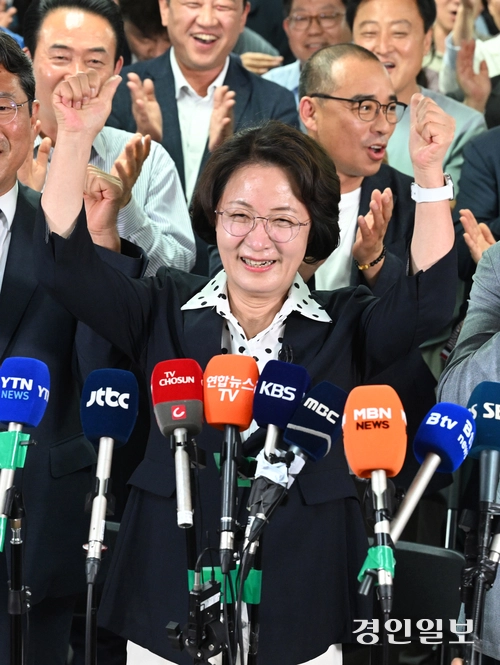 추미애 더불어민주당 경기도지사 당선인이 4일 수원시 팔달구 마라톤빌딩에서 당선이 확정되자 캠프 관계자들과 함께 환호하고 있다. 2026.6.4 /최은성기자 ces7198@kyeongin.com