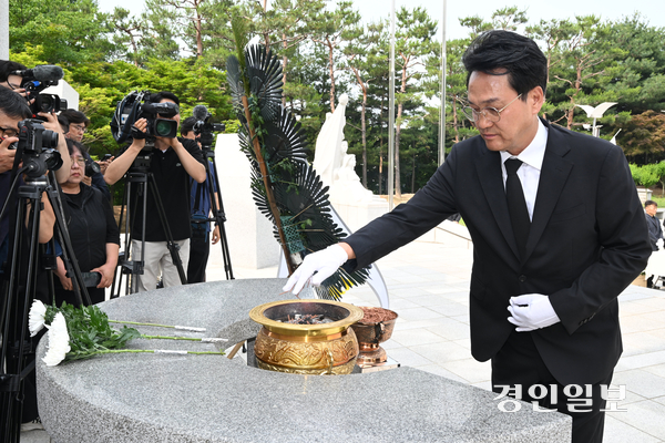 추미애 더불어민주당 경기도지사 당선인과 안민석 경기도교육감 당선인이 4일 수원시 현충탑을 찾아 헌화·분향을 하고 있다. 2026.6.4 /최은성기자 ces7198@kyeongin.com