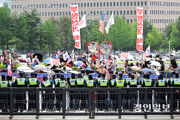 4일 오전 과천 중앙선거관리위원회 앞에서 보수 성향 단체가 제9회 전국동시지방선거 투표용지 부족 사태 비판 집회를 열고 있다. 2026.6.4 /임열수기자 pplys@kyeongin.com