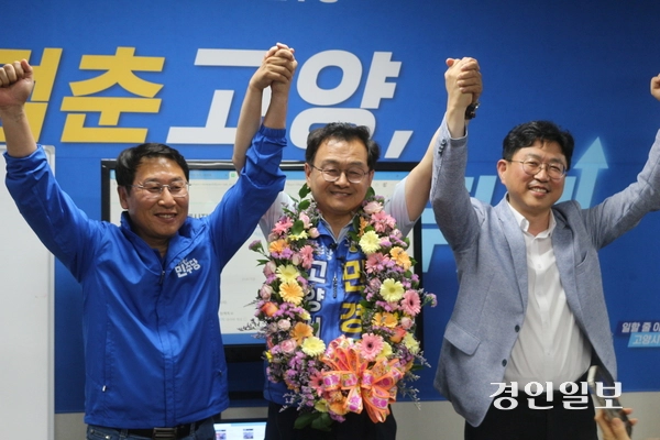 고양특례시장 당선이 유력한 더불어민주당 민경선 후보가 4일 자신의 선거 캠프에서 김영환 국회의원, 장제환 공동선대위원장과 당선의 기쁨을 나누고 있다. 2026.06.04 고양/김도란 기자 doran@kyeongin.com