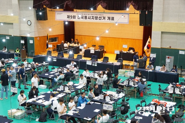 제9회 전국동시지방선거 과천선거구 개표소로 지정된 관문체육공원 실내체육관에서 3일 밤 개표작업이 진행되고 있다. 2026.6.3.  과천/박상일기자 metro@kyeongin.com